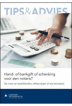 Hand- of bankgift of schenking voor een notaris?